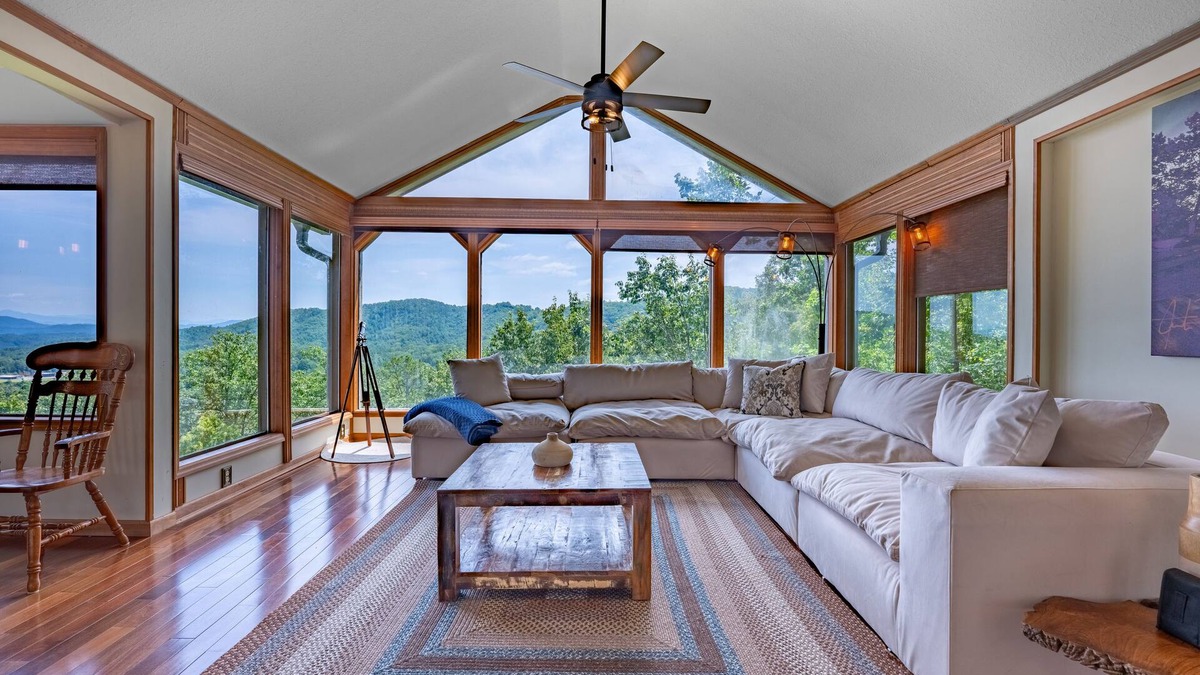 Murphy Cabin | Mountain View/Jacuzzi/Fire pit/Close to Downtown. Pet Friendly!