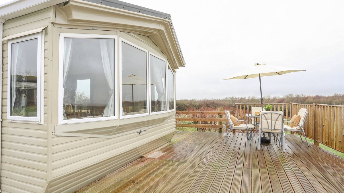 Caergeiliog Cottage | MOUNTAIN VIEW LODGE, pet friendly, with a garden in Valley