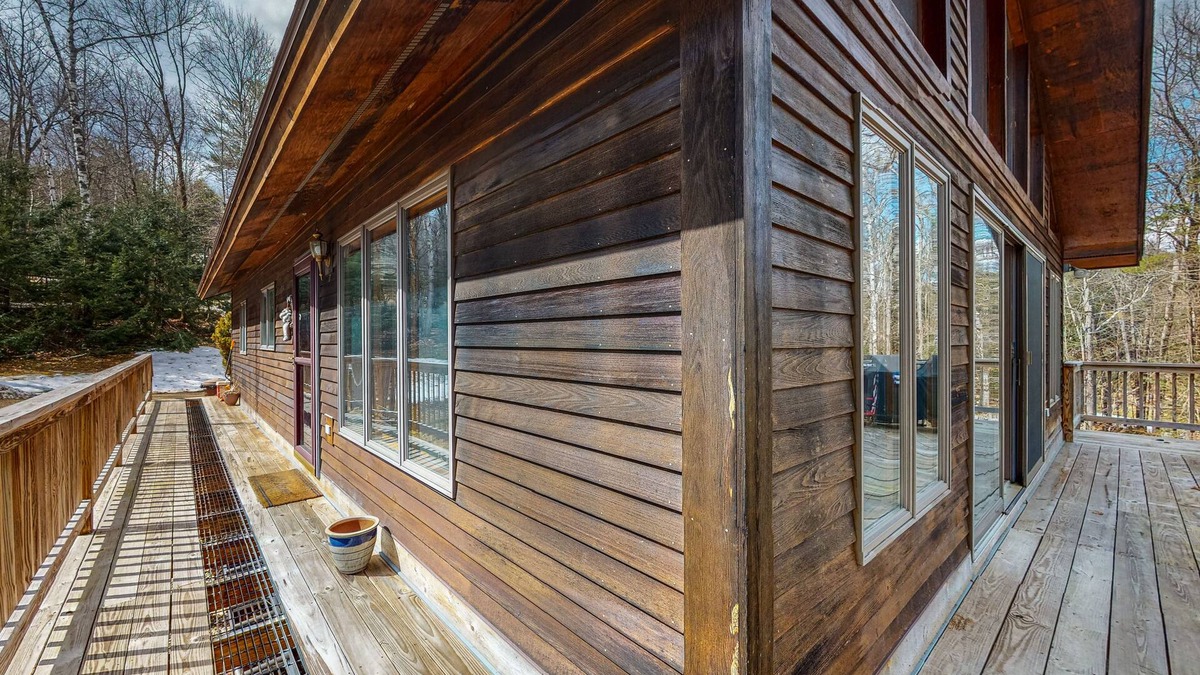 Cavendish House | Mountain-view lodge with deck, fireplace, pool table, W/D & fast WiFi