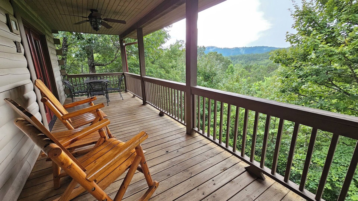 Bryson City Cabin | Mountain View log cabin for vacation memories close to everything.