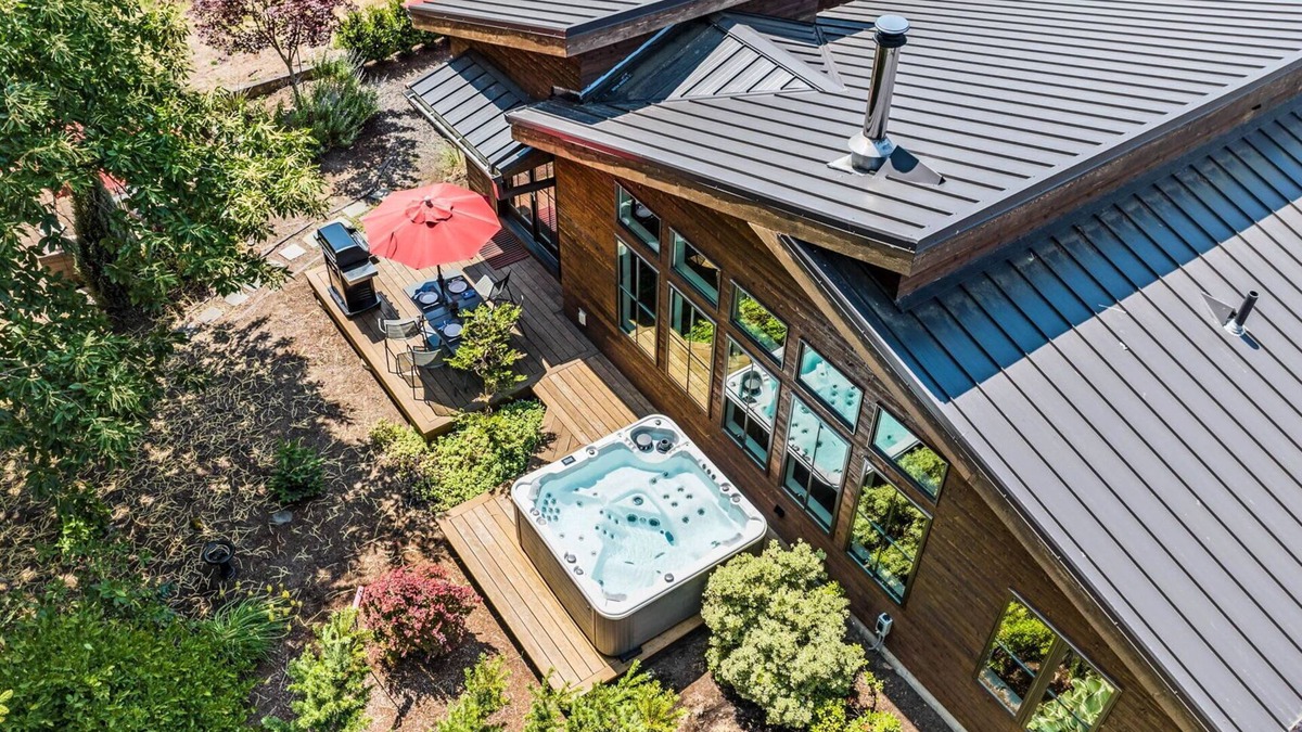 Cascade Locks House | Mountain-View Retreat with Hot Tub & Waterfalls