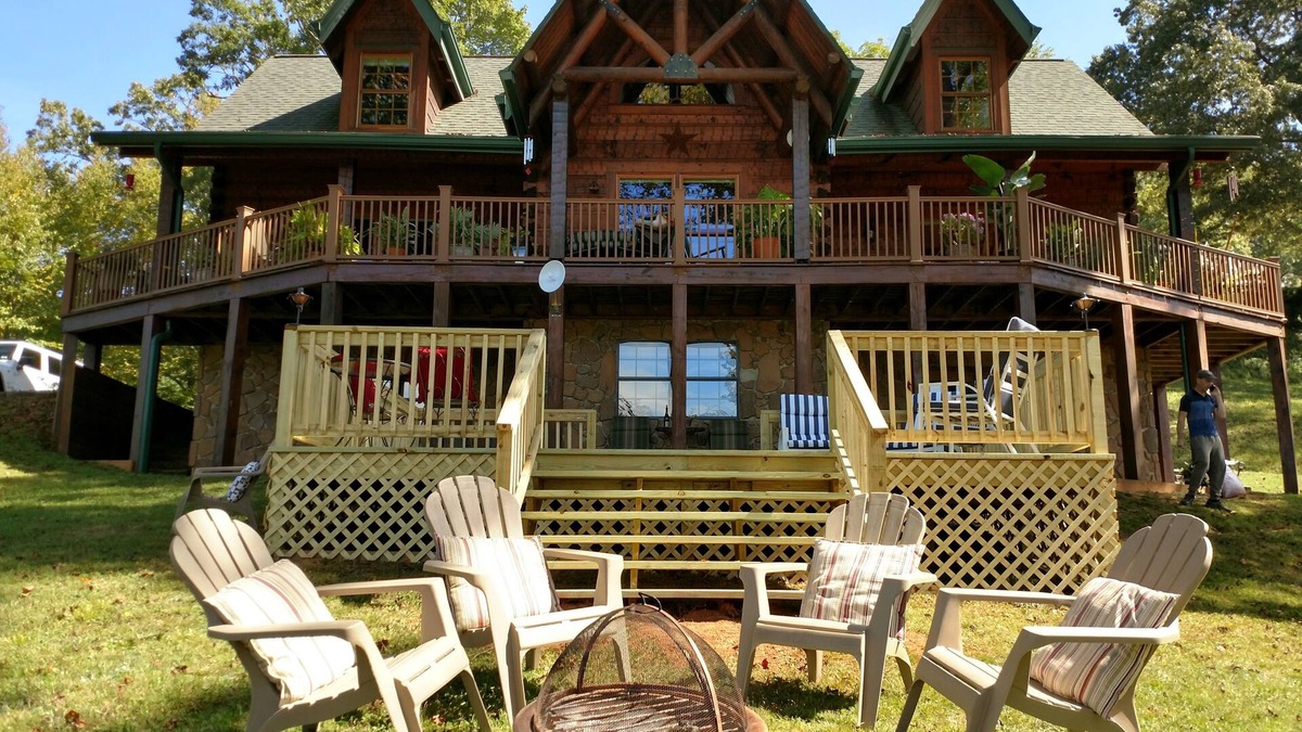Sylva Cabin | Mountain View Retreat/2BR Log Home Apt w/Private Dining Deck & BBQ/Massage