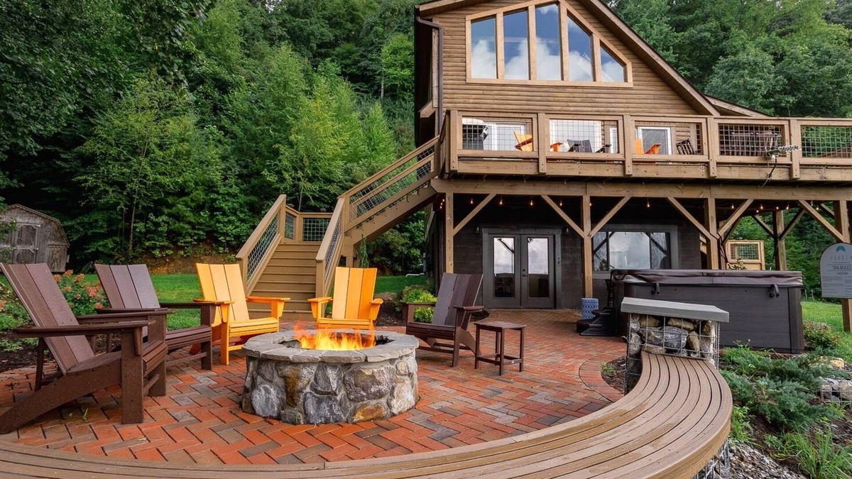 Weaverville House | Mountain View Sanctuary | Pet-Friendly Log Cabin with Long Range Views in Weaverville