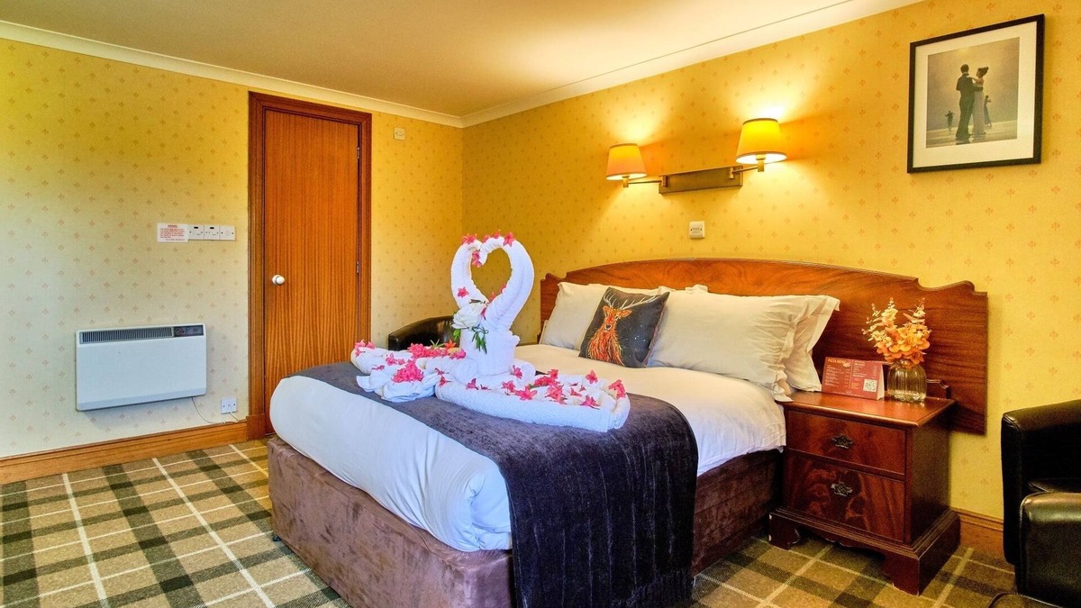 Tyndrum Hotel | Mountain View Stay with Gardens, Wildlife and Adventure Nearby