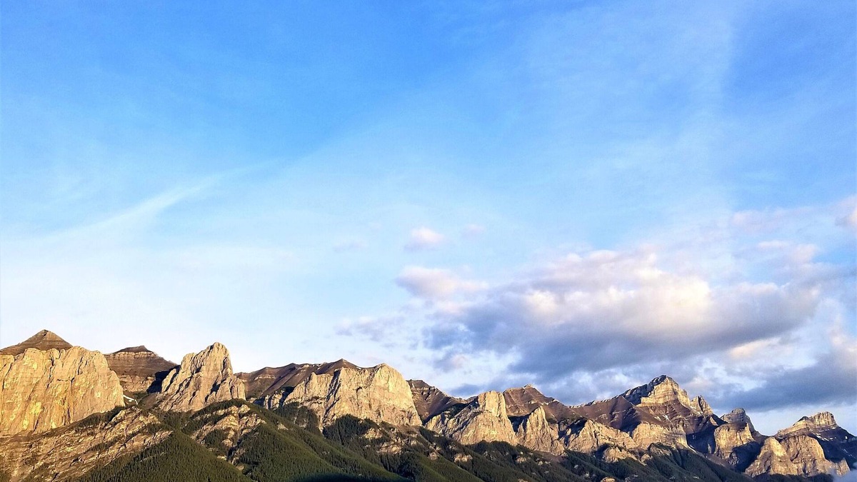 Canmore House | Mountain Views! Art! Luxurious 5Brs/4.5Ba Townhome, Hot Tub, Canmore for 12