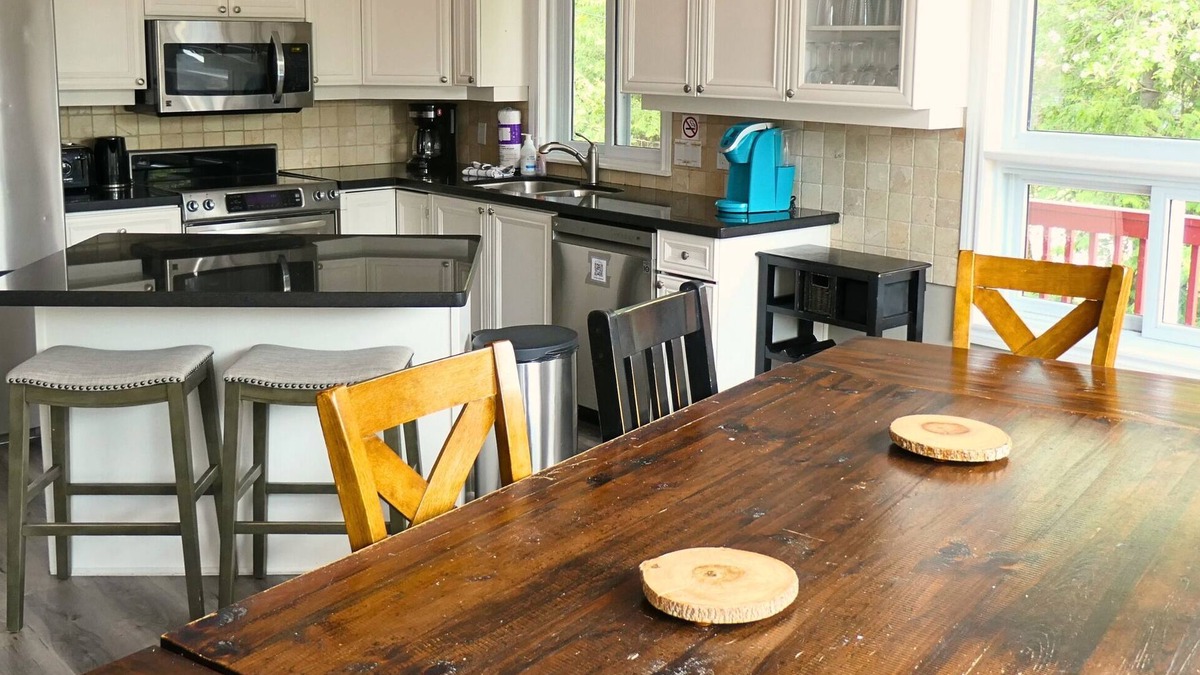 The Blue Mountains Cottage | Mountain Views, Steps to BM Village, Hot Tub, BBQ.