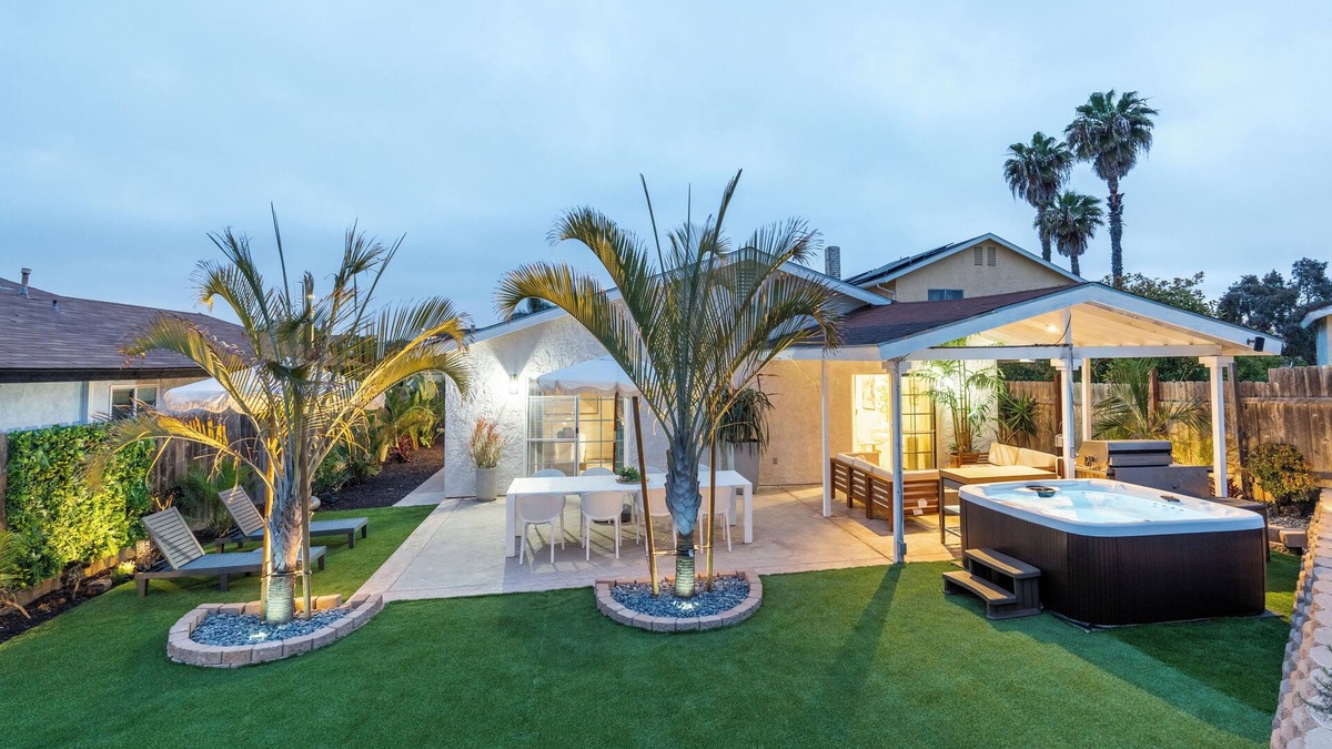 Bay Terraces House | Mountain Views/Hot Tub/Arcade Games/Luxury Home!
