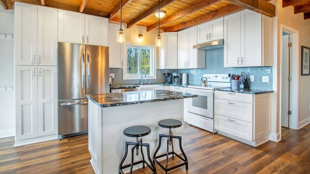 Stanley House | Mountain Views, Hot tub, Firepit, & Pool Table!