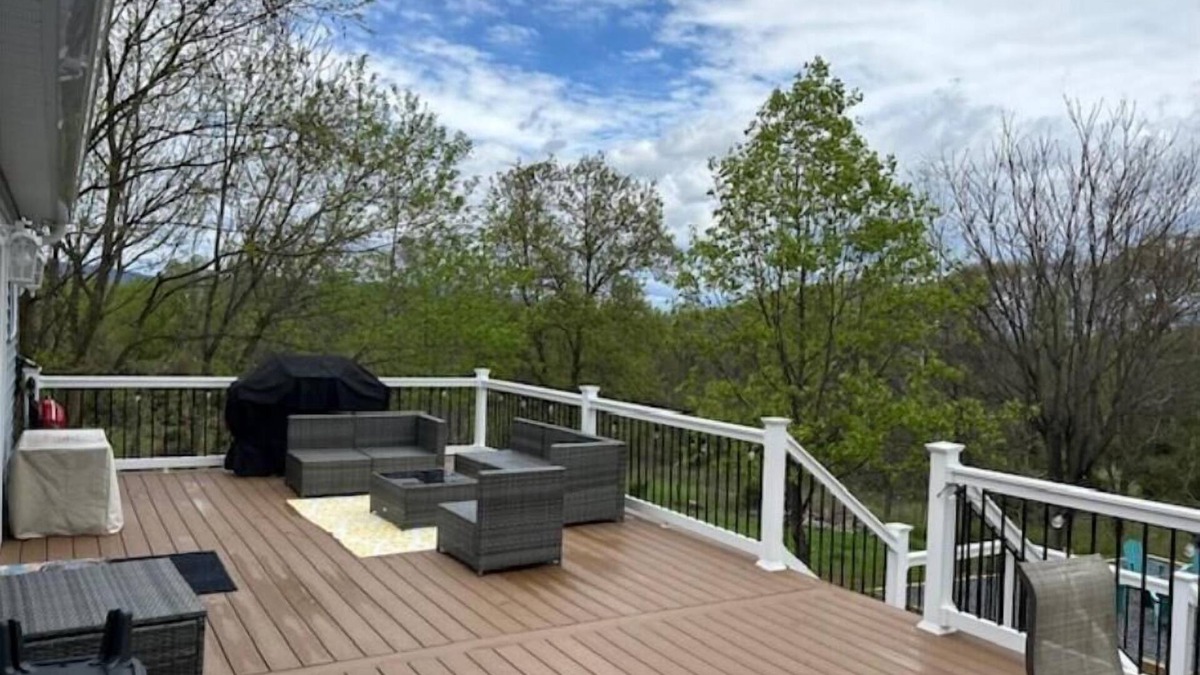 Front Royal House | Mountain Views in Buena Vista Farm - Entire Home
