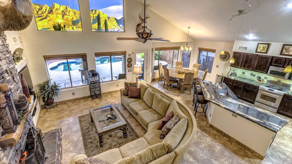 Rancho Vistoso House | MOUNTAIN VIEWS, KOI POND, HOT TUB, POOL, 1GIG WIFI, 1/2 mile Starbucks/Safeway!