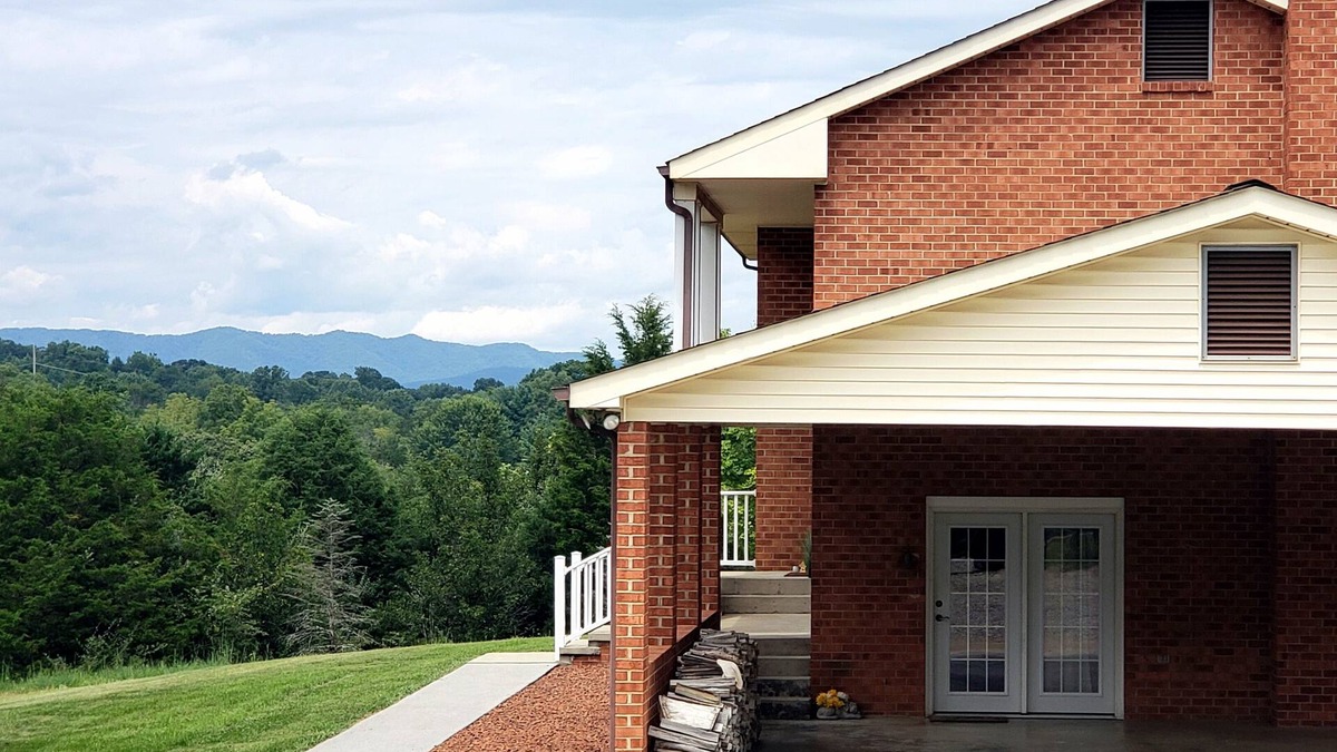 Troutville House | Mountain views on 7 acre lot, nearby hiking, game room!
