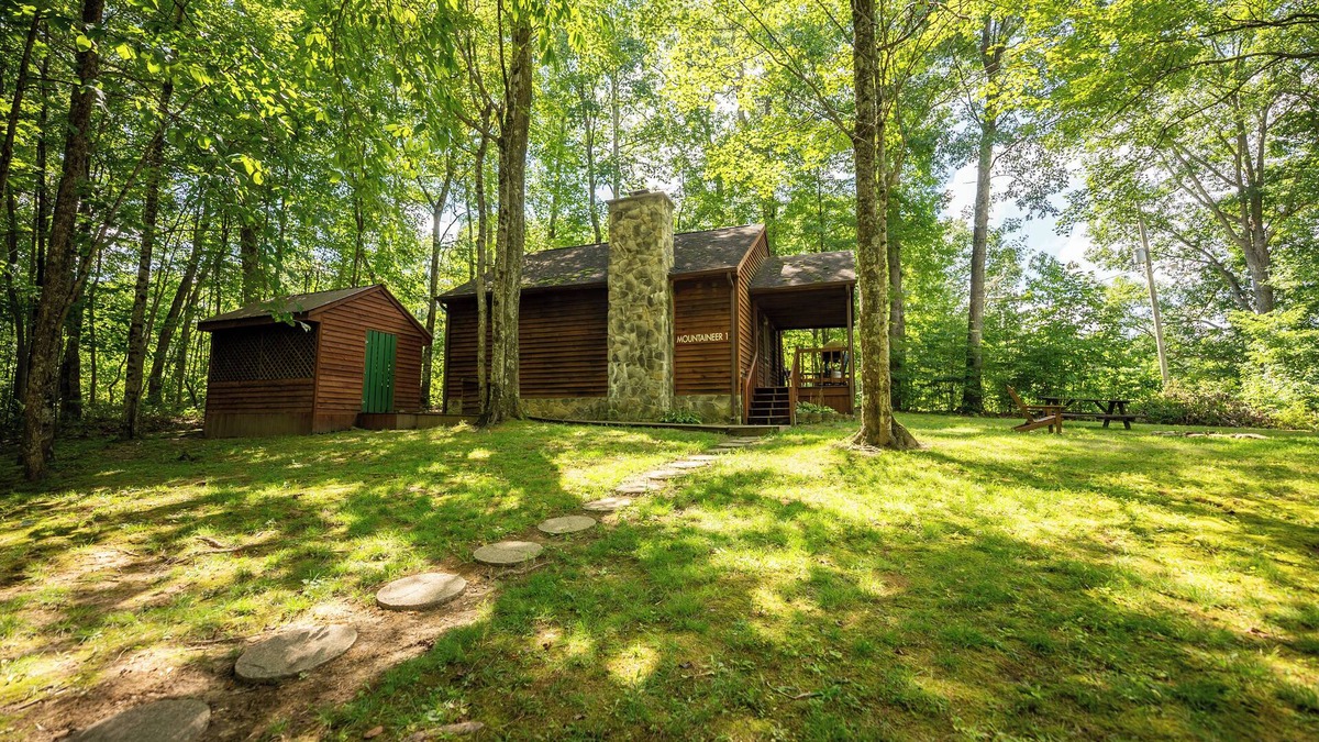 Hico Cabin | Mountaineer Cabin 1 - Hot Tub & Fireplace close to New River Gorge National Park