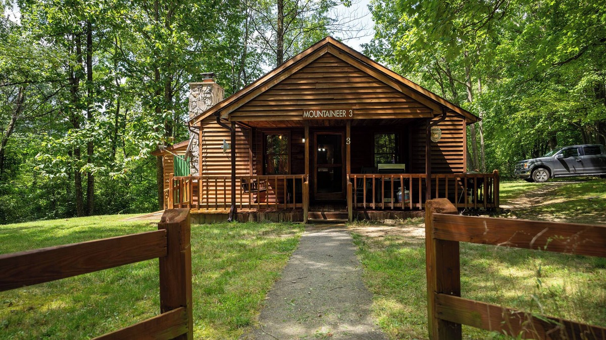 Ansted Cabin | Mountaineer Cabin 3 - Hot Tub & Fireplace close to New River Gorge National Park