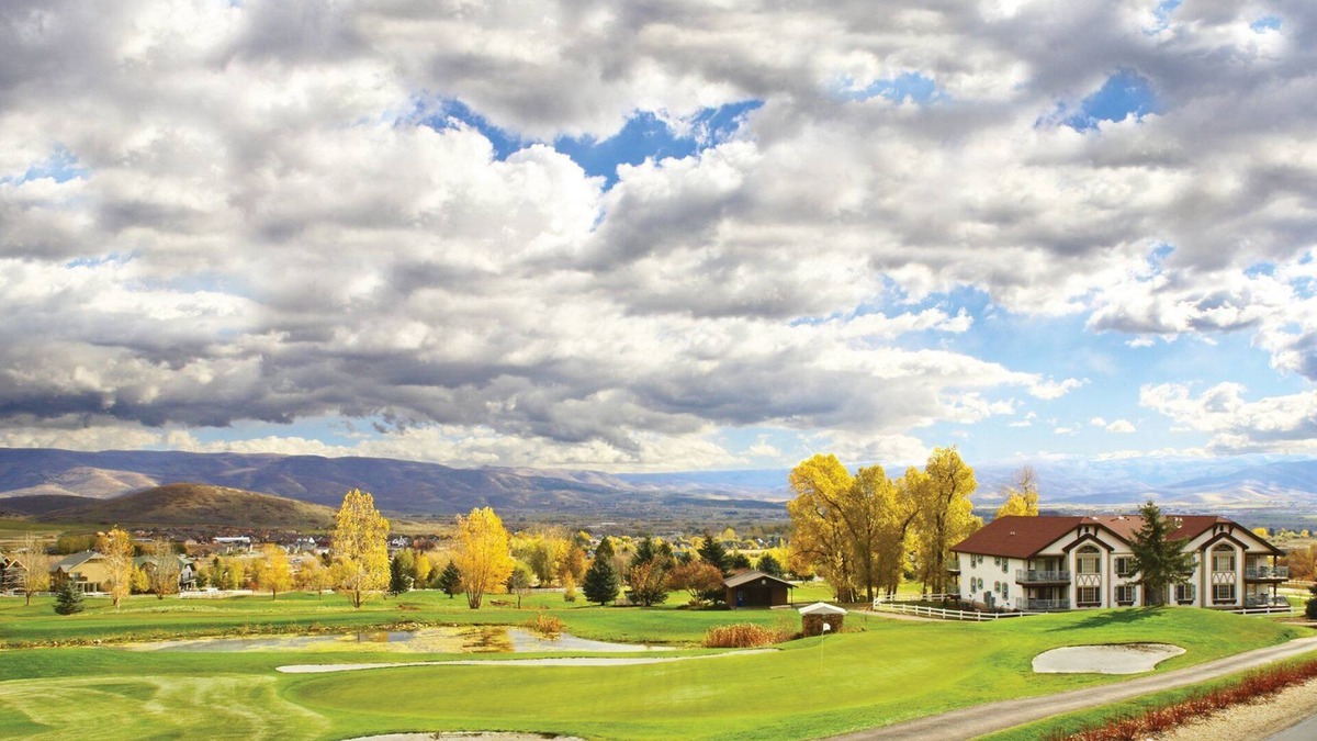 Midway Resort | Mountains, forests and much more!