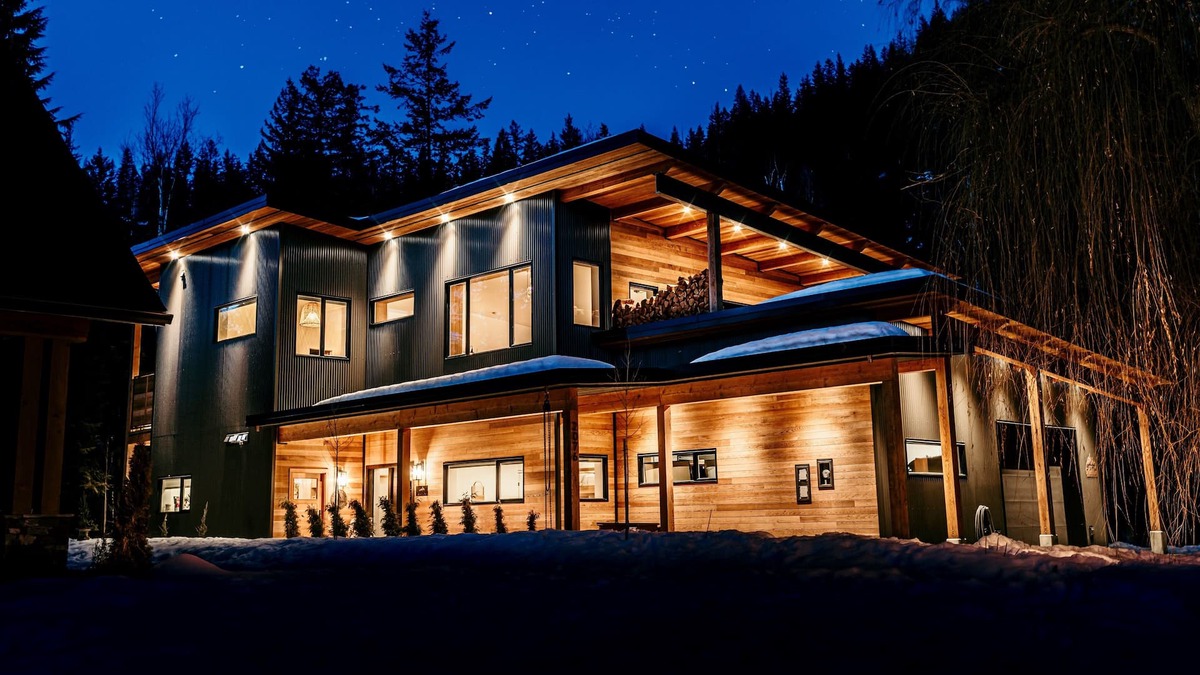 Revelstoke House | Mountainside Luxury Retreat 2km from RMR