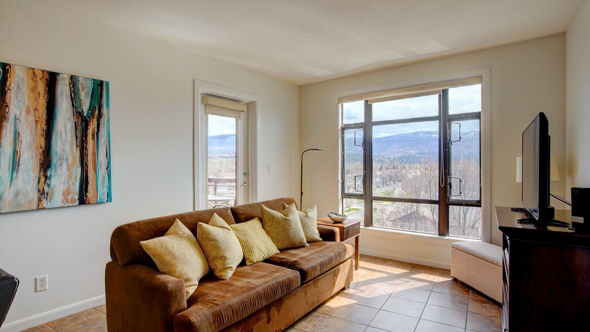 South Pandosy Apartment | Mountainview getaway at Playa Del Sol