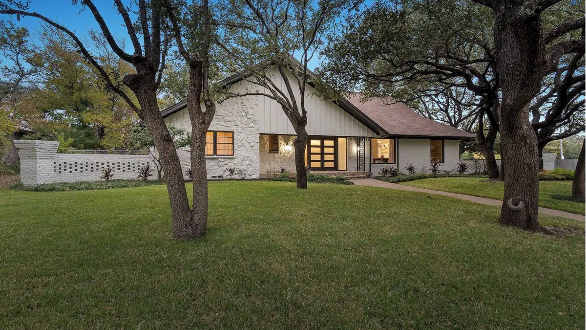 North Dallas House | Move-In Ready Luxury: Stunning 5-Bed Furnished Gem in Preston Hollow