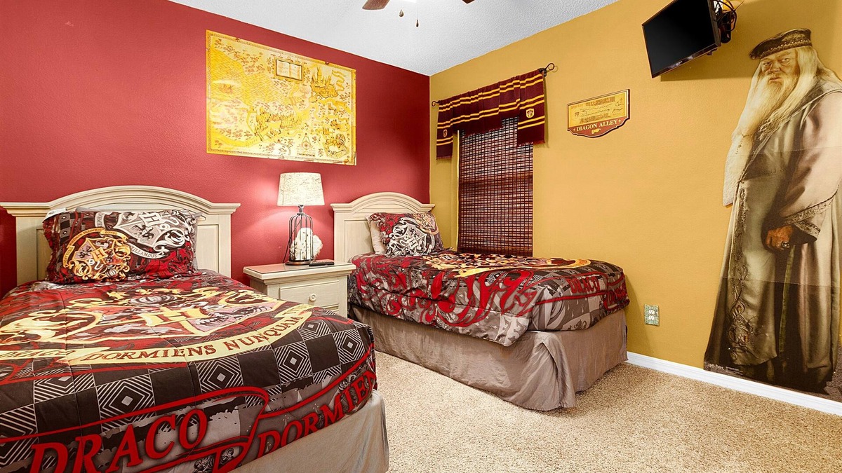 West Kissimmee Villa | Movie Magic House - Southern Pool, Themed Rooms!