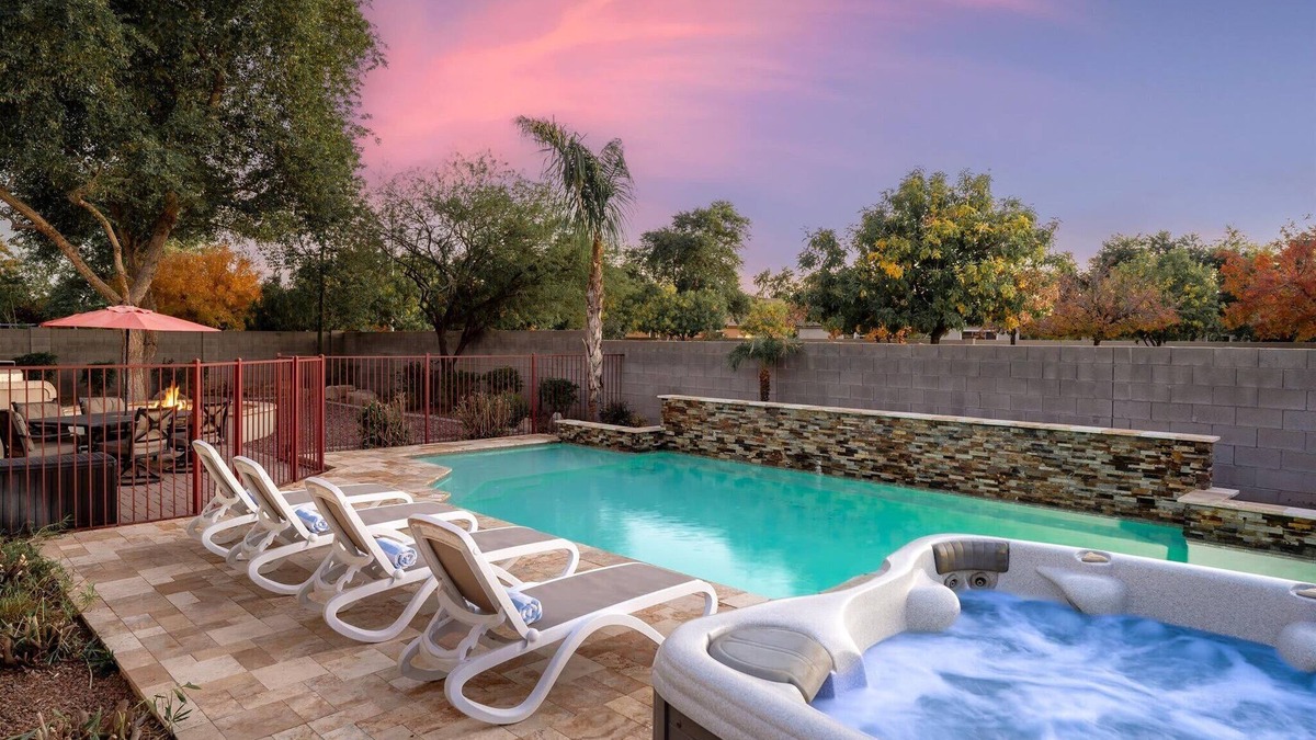 Rovey Farm Estates House | Movie Theater~ Pool~ Arcade~ Fire Pit