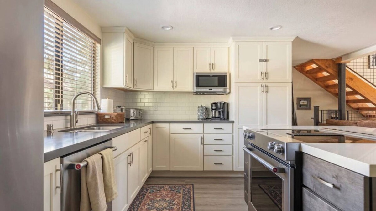 Mammoth Lakes House | MST #1-Large townhome in heart of town. Easily sleeps 10! Beautifully updated