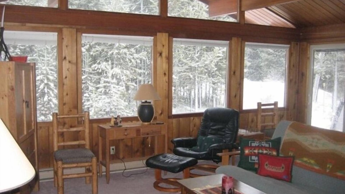 Sunriver Cabin | Mt Bachelor Cabin with NEW Hot Tub, Minutes to Sunriver, 20 Minutes to Bachelor