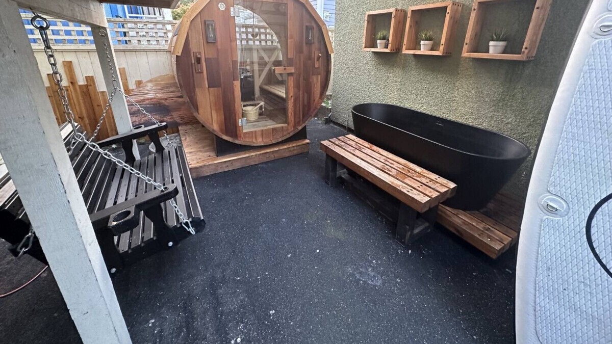 Riley Park-Little Mountain House | Mt. Pleasant Retreat w/ Sauna+Hot Tub 1BR