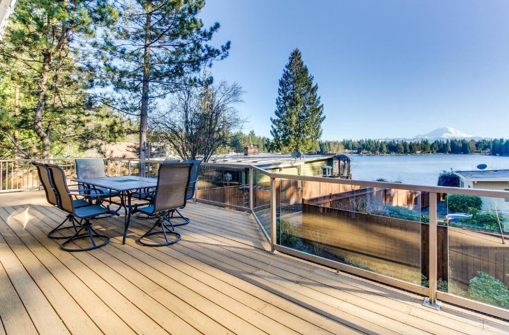Lake Morton-Berrydale House | Mt. Rainier view from Lake Morton