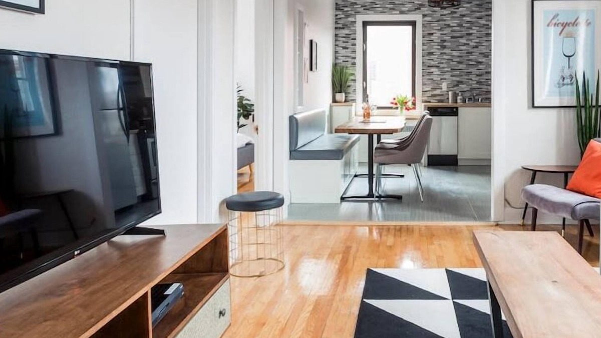 Plateau Mont Royal Apartment | MTLVR #04 | Live like a local, sunny patio, A/C
