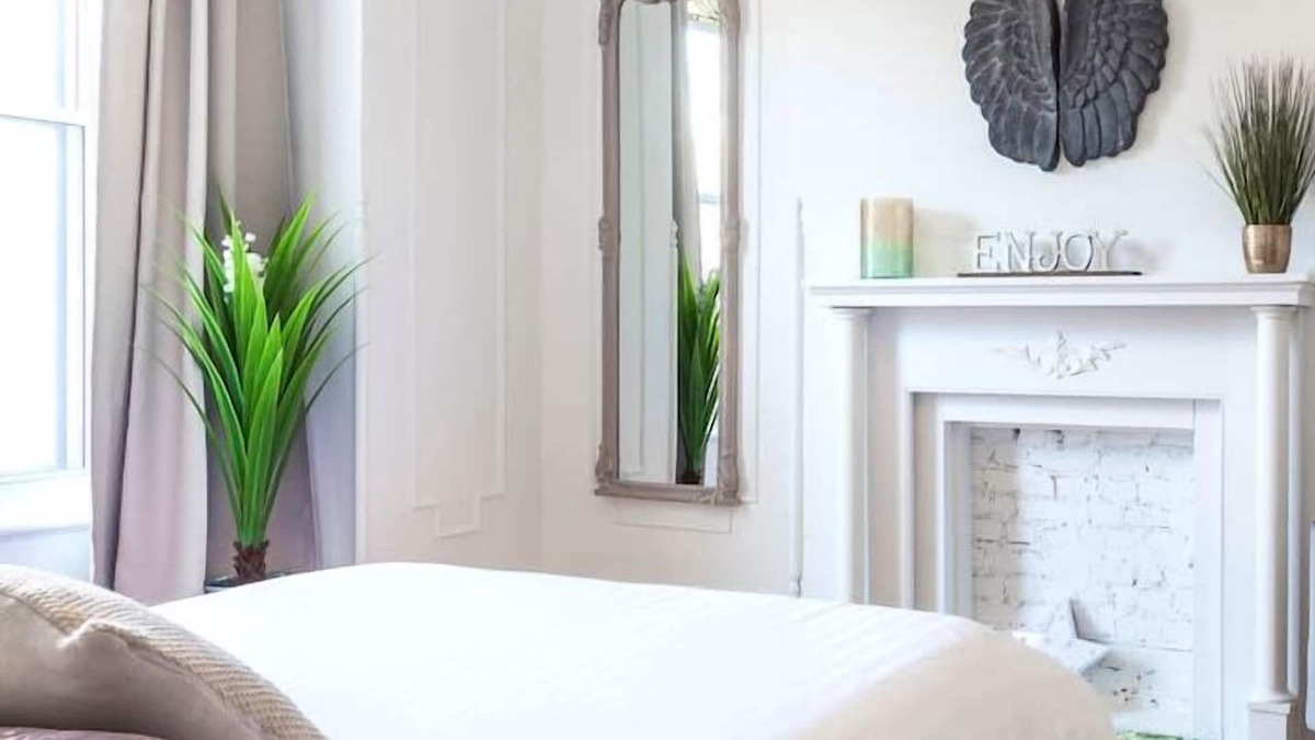 Mile End Apartment | MTLVR #05 | Urban Oasis, Sleeps 6, A/C, patio