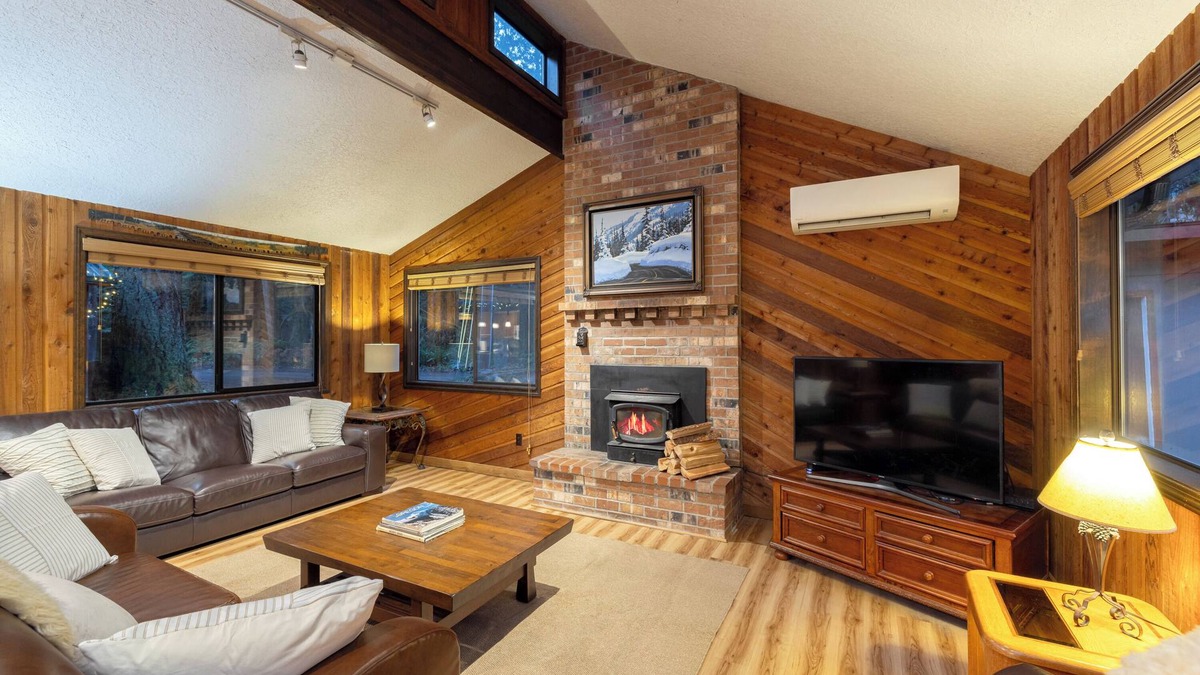 Welches House | MTN Cabin-Hot Tub-Fire Pit-Games-Sleeps 10!