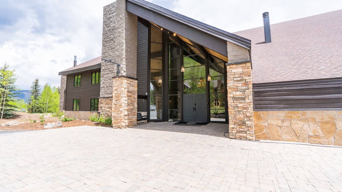 Purgatory Cabin | Mtn. Lodge - Sleeps 46 - Hot Tubs + Mountain Views