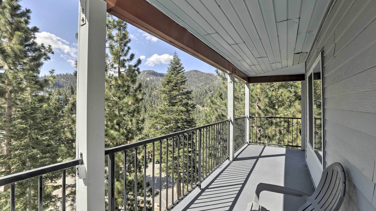 Tahoe Village Apartment | Mtn-view Lake Tahoe Escape: 'heavenly Daze Chalet