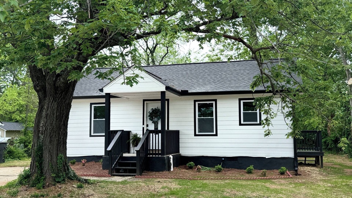 Murfreesboro House | MTSU football and Downtown Murfreesboro! Near Siegel soccer, Nashville! New 2BR