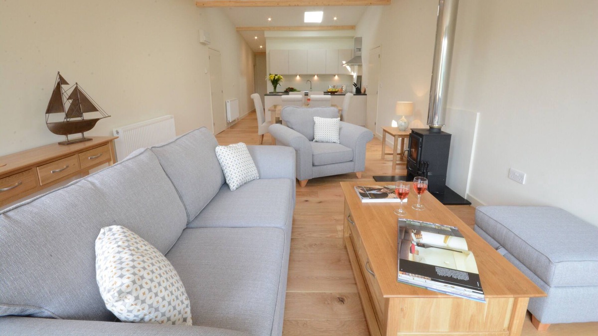 Halesworth Cottage | MUDDY PIG, UBBESTON, pet friendly, with pool in Laxfield