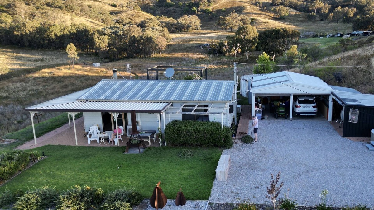 Collingwood House | MUDGEE - expansive views, complete privacy, dog friendly holiday cottage