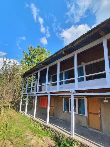 Banjar Cabin | Mudhouse Cottage in Apple Orchard - Sainj Valley