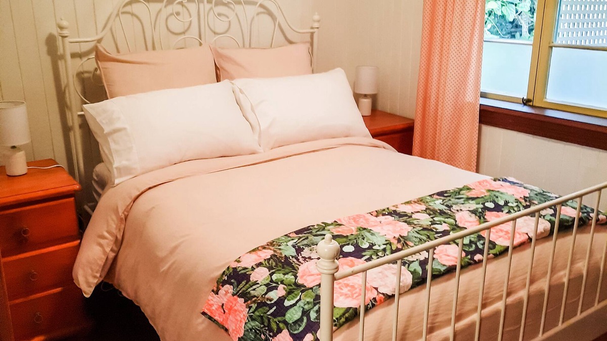 Eagle Heights Cottage | Mulberry Cottage is a cosy historic home close to nature, shops and cafes.