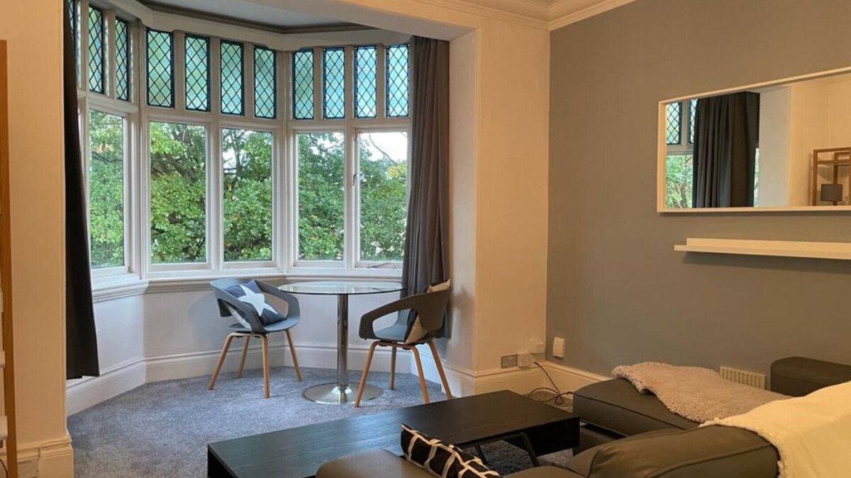 Didsbury Apartment | Mulberry House - Double Room with Private Car Park & Free Wi-Fi in Didsbury