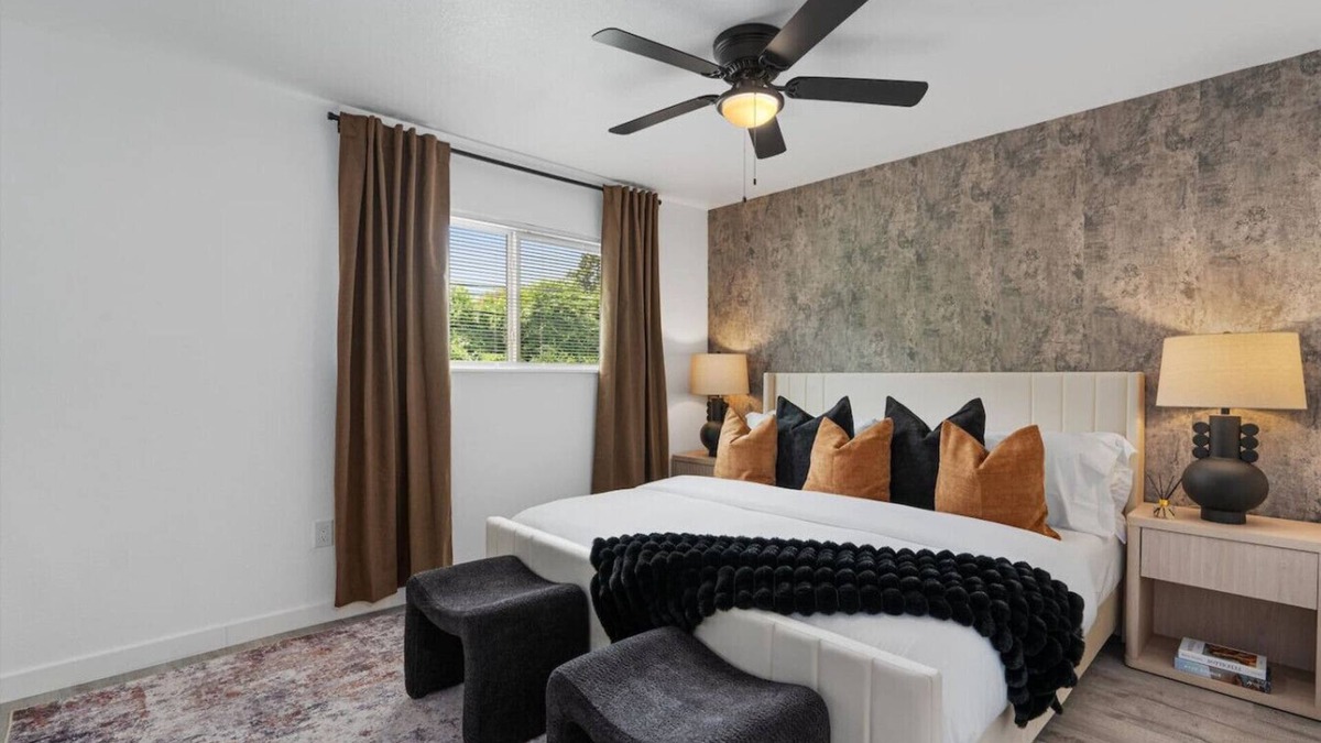 Coronado Hills House | Multi Home - Up to 16 people - Balcony Access