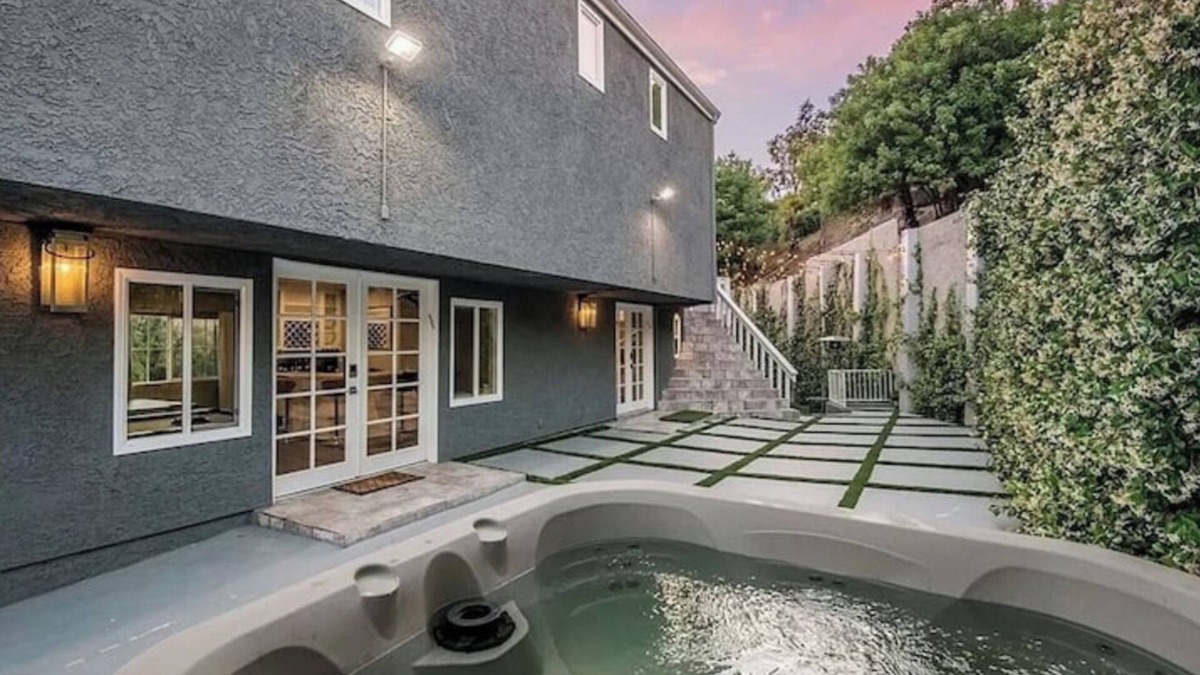 Woodland Hills House | Multi-Level 5BR Villa in Great Location- Must See!