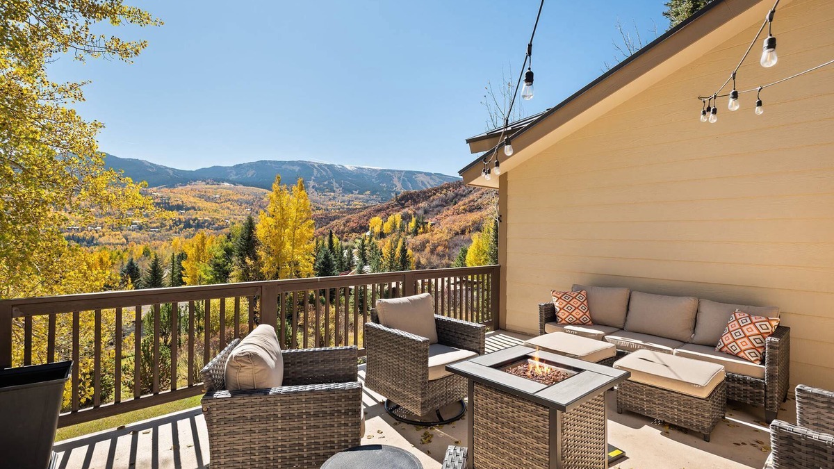 Snowmass Village House | Multi-Level Snowmass Retreat. Private Hot Tub & Sauna, Balcony with Stunning View! Driveway Parking