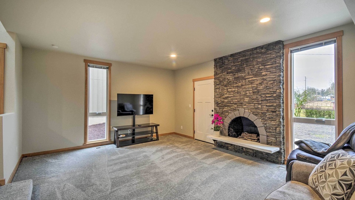 Edgewood House | Multi-Level Vacation Rental Near Tacoma!