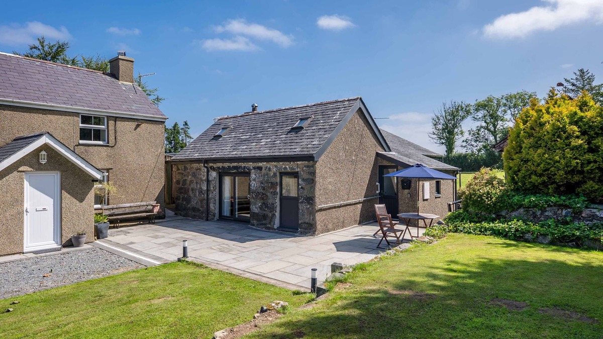 Garndolbenmaen Other | Muriau-Bach | A Cosy Farm Retreat for Two