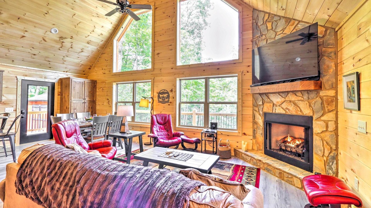 Unaka Cabin | Murphy Mtn Retreat: Wraparound Deck & Hot Tub