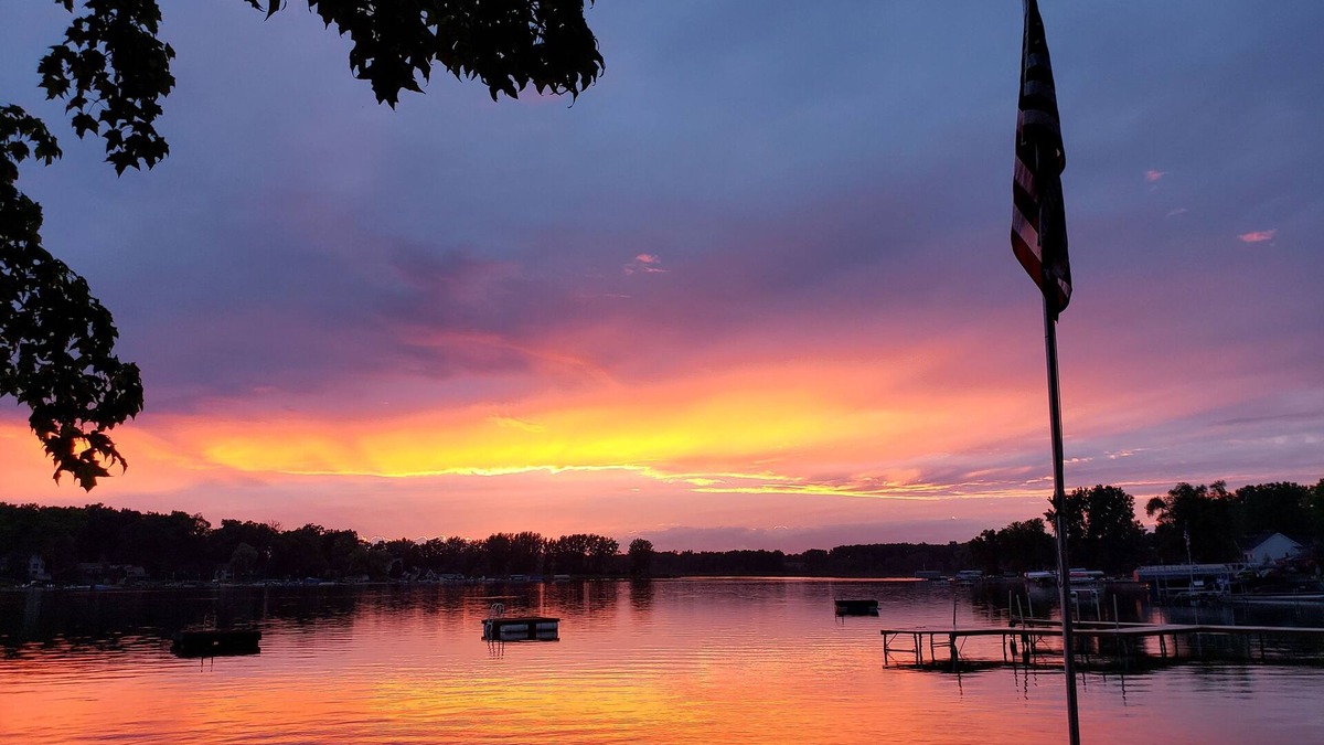 Lowell House | Murray Lake get-away with sunset view