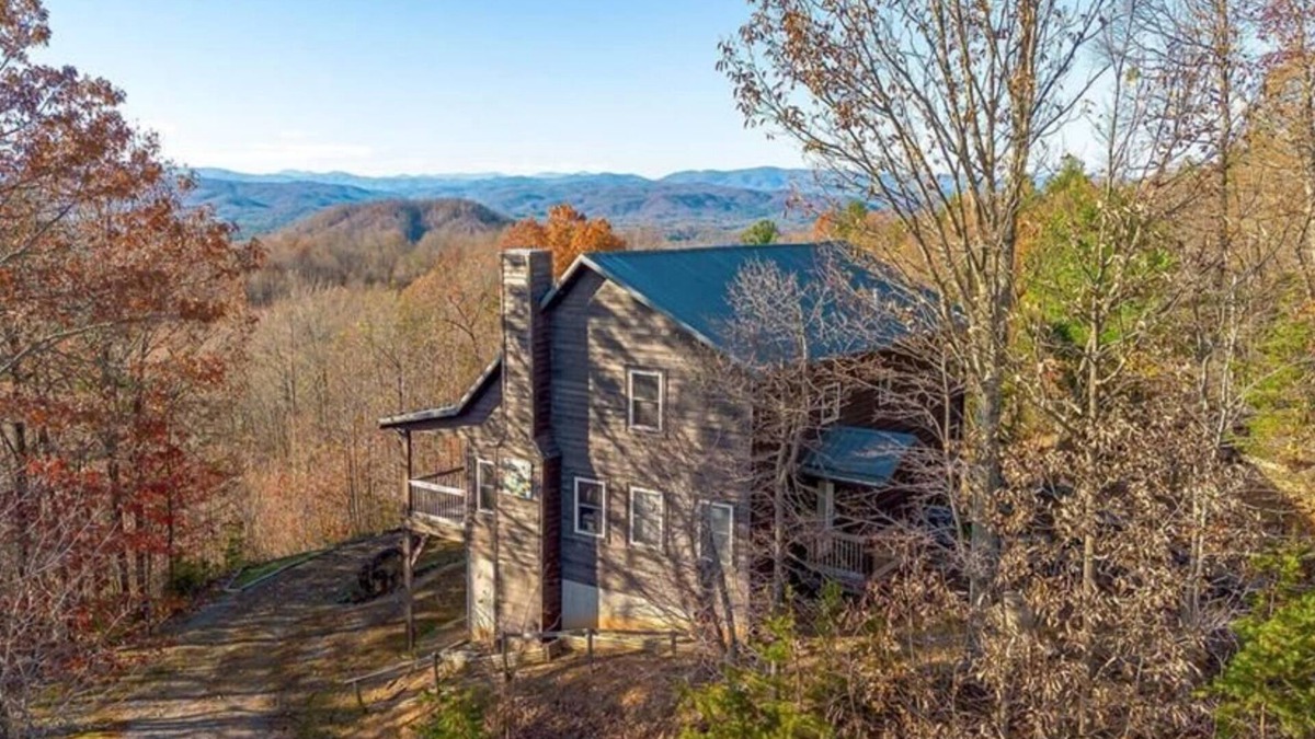 Boomer Cabin | Music Mountain Cabin with Stunning Views Creative Vibes