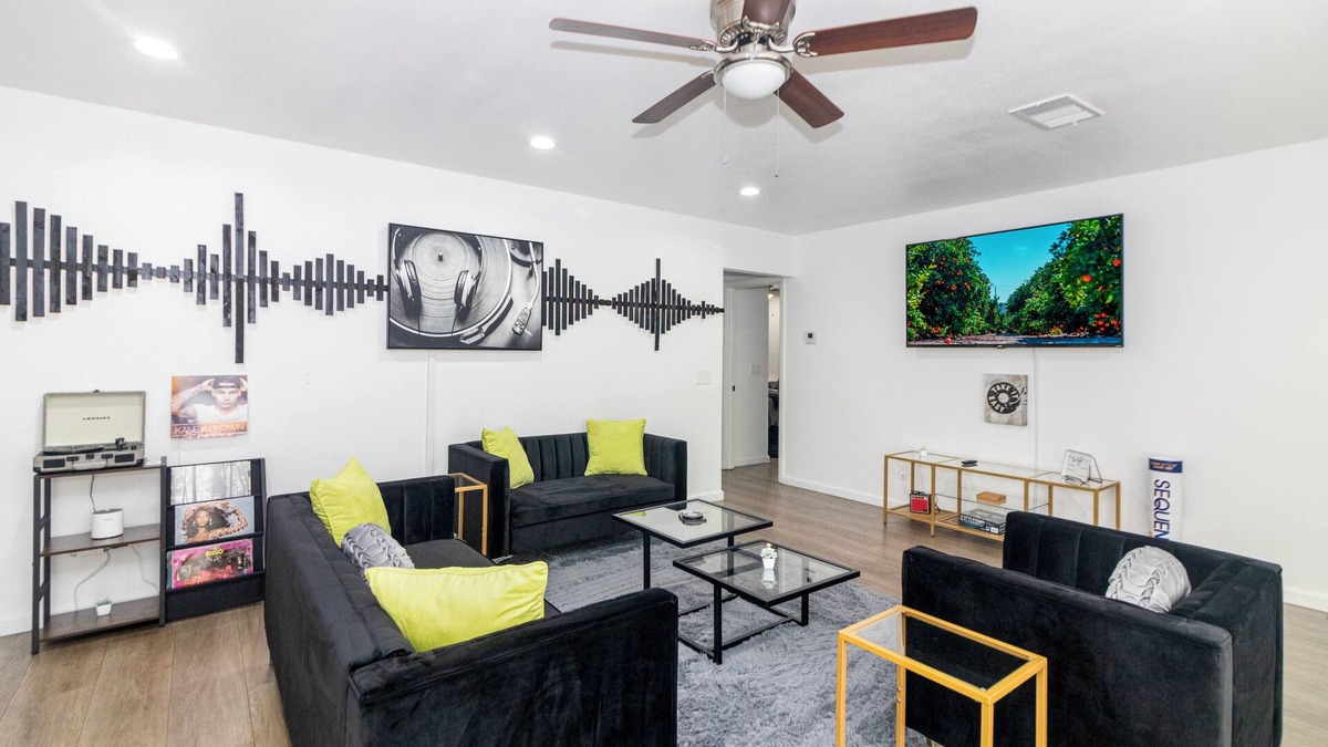 Redlands House | Music themed home, PacMan Arcade, Sleeps 9, BBQ, Fire Pit, Wi-Fi
