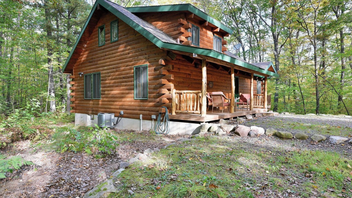 Hayward Cabin | Muskie Ridge- beautiful and rustic 3 bedroom cabin near the Chippewa Flowage.