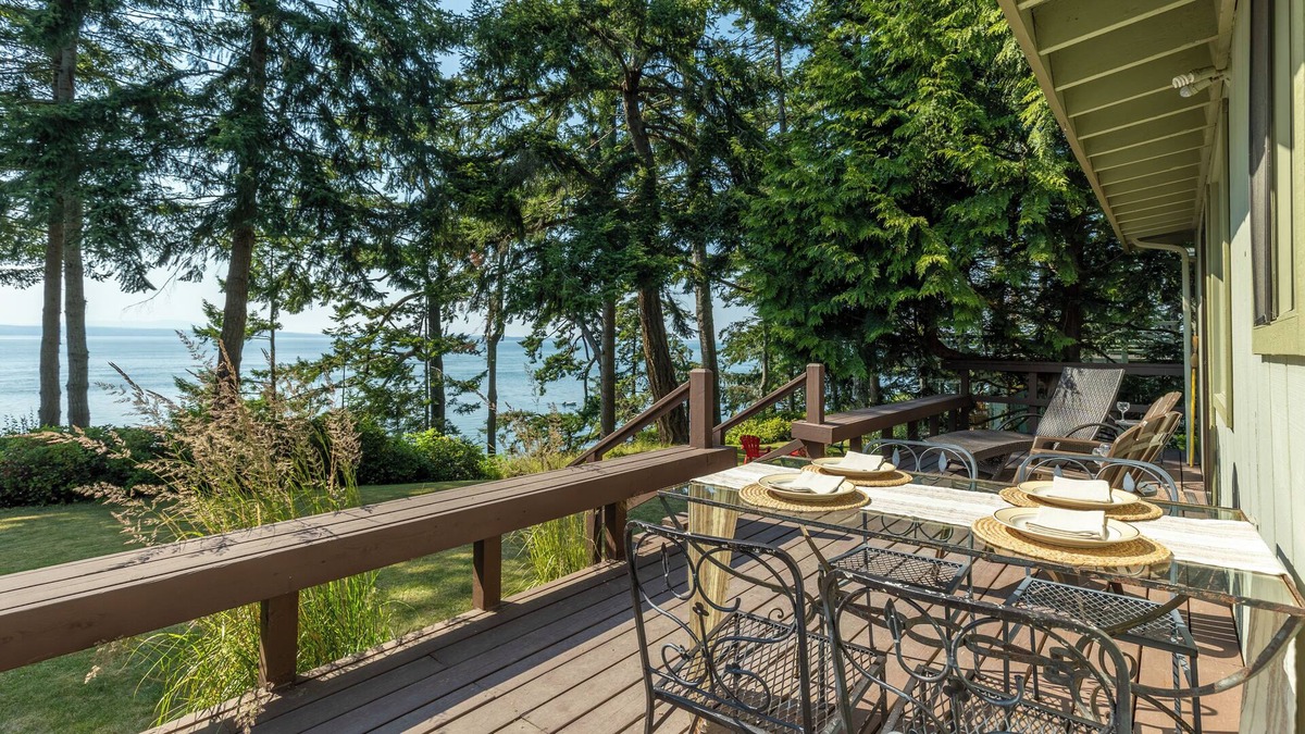 Freeland Cabin | Mutiny Bay Waterfront Cabin