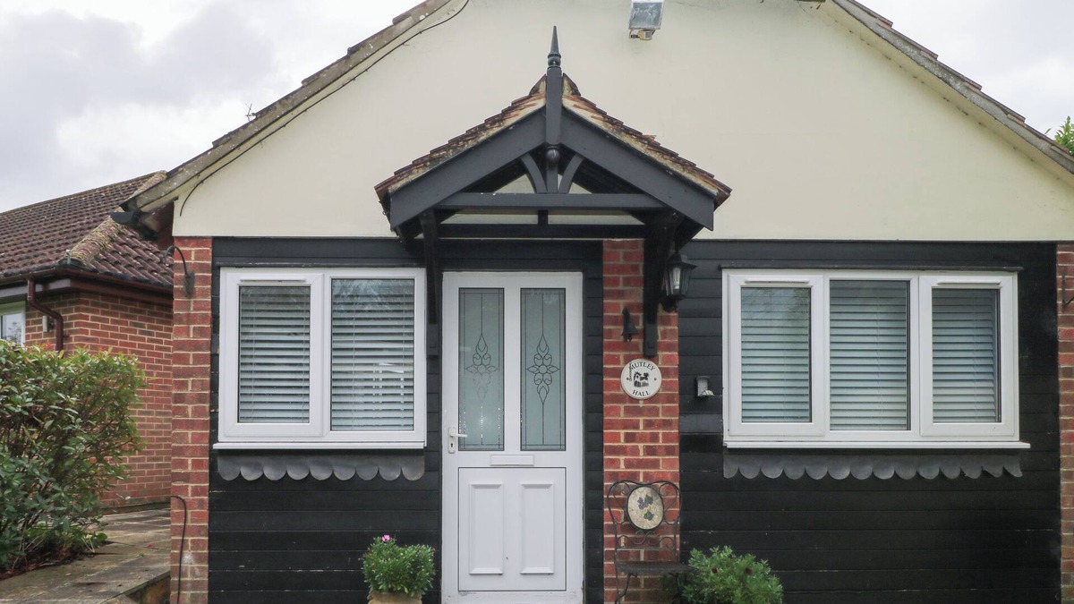 Ford Cottage | MUTLEY HALL, pet friendly, with a garden in Eastergate